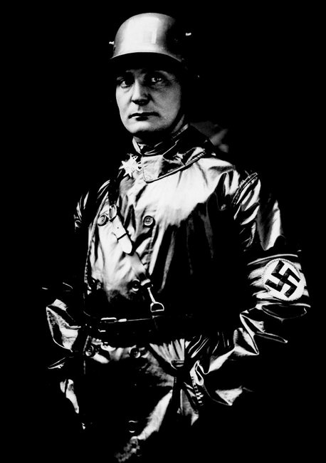 Иллюстрация к книге — Темная харизма Адольфа Гитлера. Ведущий миллионы в пропасть [i_003.jpg]