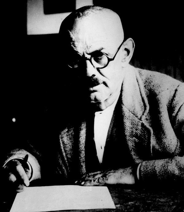 Иллюстрация к книге — Темная харизма Адольфа Гитлера. Ведущий миллионы в пропасть [i_005.jpg]