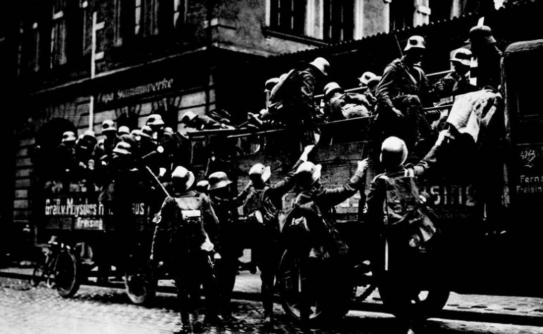 Иллюстрация к книге — Темная харизма Адольфа Гитлера. Ведущий миллионы в пропасть [i_008.jpg]