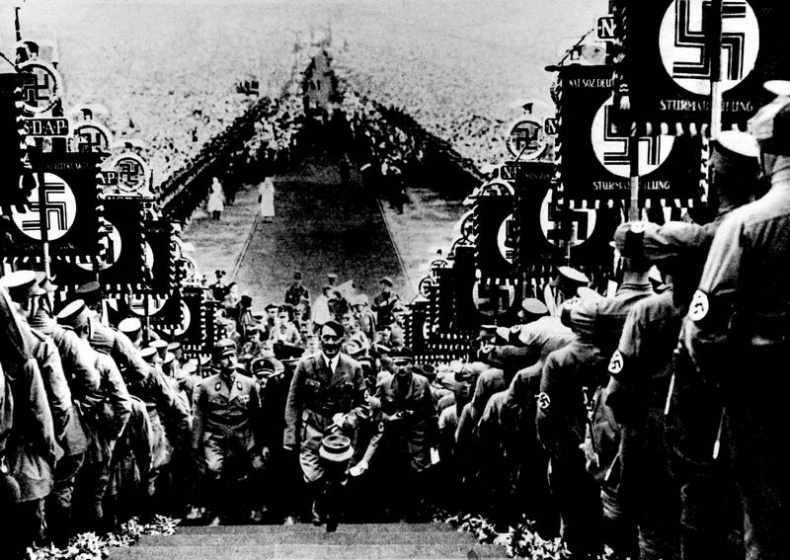 Иллюстрация к книге — Темная харизма Адольфа Гитлера. Ведущий миллионы в пропасть [i_012.jpg]