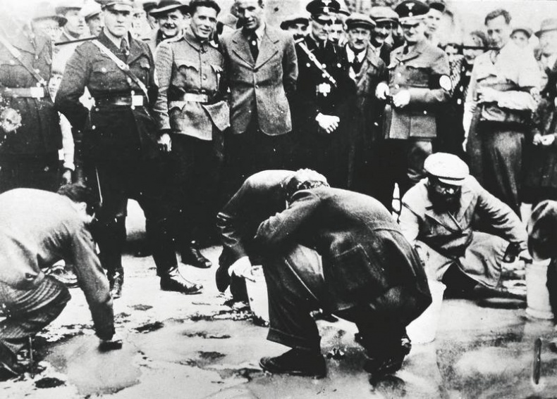 Иллюстрация к книге — Темная харизма Адольфа Гитлера. Ведущий миллионы в пропасть [i_019.jpg]