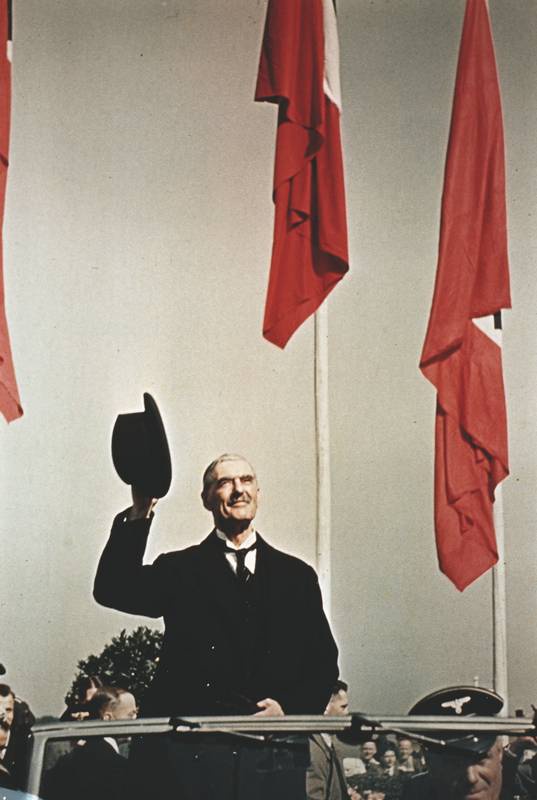 Иллюстрация к книге — Темная харизма Адольфа Гитлера. Ведущий миллионы в пропасть [i_020.jpg]