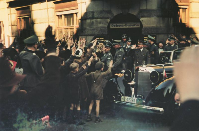 Иллюстрация к книге — Темная харизма Адольфа Гитлера. Ведущий миллионы в пропасть [i_023.jpg]