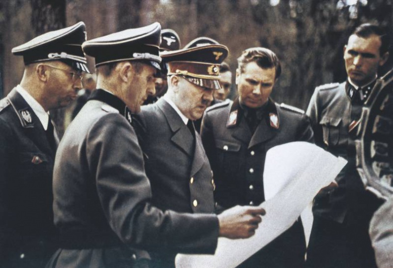 Иллюстрация к книге — Темная харизма Адольфа Гитлера. Ведущий миллионы в пропасть [i_026.jpg]