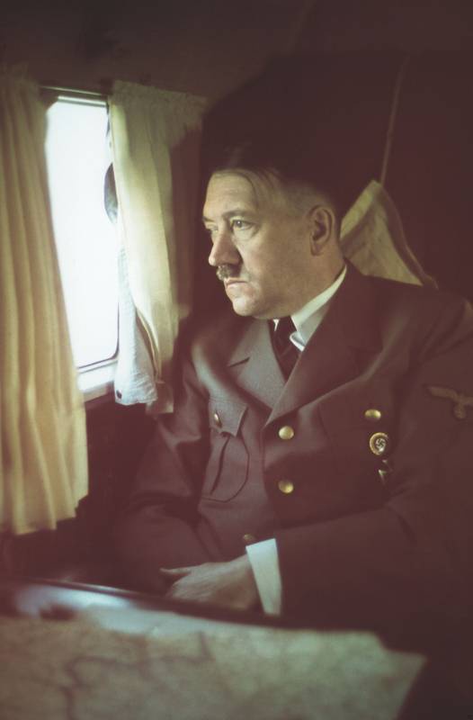 Иллюстрация к книге — Темная харизма Адольфа Гитлера. Ведущий миллионы в пропасть [i_030.jpg]