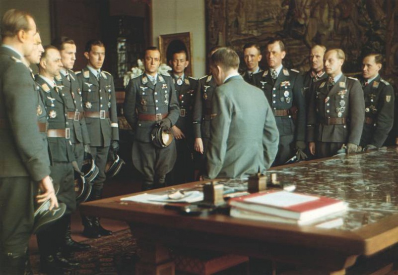 Иллюстрация к книге — Темная харизма Адольфа Гитлера. Ведущий миллионы в пропасть [i_031.jpg]