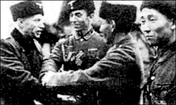 Иллюстрация к книге — "Крестовый поход на Восток". Гитлеровская Европа против России [_018.jpg]