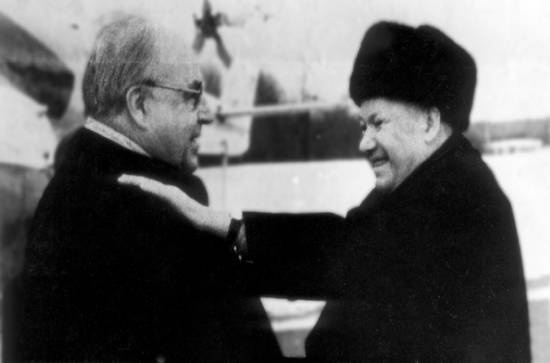 Иллюстрация к книге — Госбесы. Кровавая гэбня и "живой труп" [i_014.jpg]