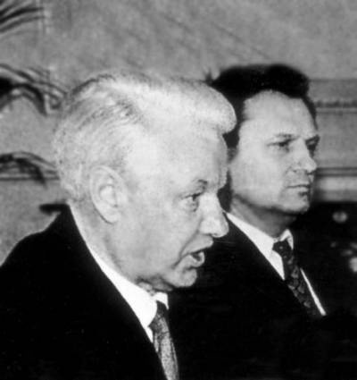 Иллюстрация к книге — Госбесы. Кровавая гэбня и "живой труп" [i_016.jpg]