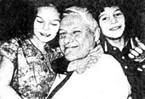 Иллюстрация к книге — Госбесы. Кровавая гэбня и "живой труп" [i_034.jpg]