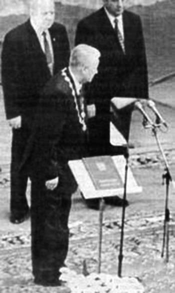 Иллюстрация к книге — Госбесы. Кровавая гэбня и "живой труп" [i_039.jpg]