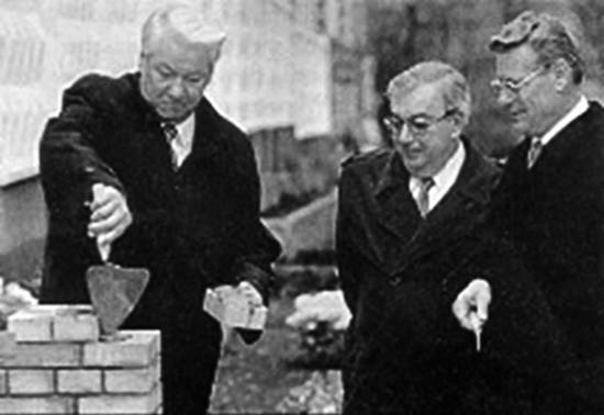 Иллюстрация к книге — Госбесы. Кровавая гэбня и "живой труп" [i_046.jpg]