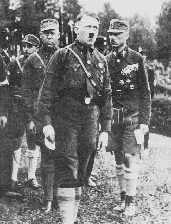 Иллюстрация к книге — Кто заставил Гитлера напасть на Сталина. Роковая ошибка Гитлера [i_009.jpg]