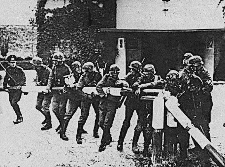 Иллюстрация к книге — Кто заставил Гитлера напасть на Сталина. Роковая ошибка Гитлера [i_026.jpg]