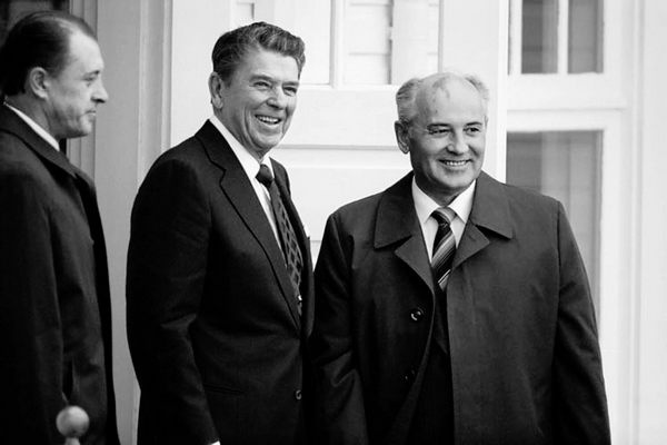 Иллюстрация к книге — История России. От Горбачева до Путина и Медведева [i_020.jpg]