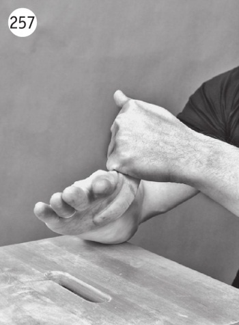 Иллюстрация к книге — Суставы без боли. Курс изометрической гимнастики [i_275.jpg]