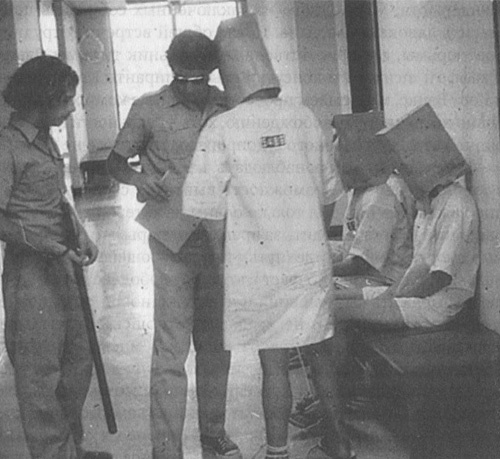 Иллюстрация к книге — Эффект Люцифера. Почему хорошие люди превращаются в злодеев [i_008.jpg]