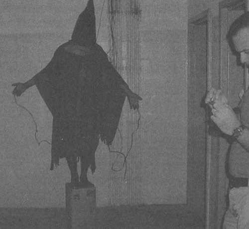 Иллюстрация к книге — Эффект Люцифера. Почему хорошие люди превращаются в злодеев [i_020.jpg]