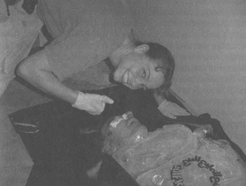 Иллюстрация к книге — Эффект Люцифера. Почему хорошие люди превращаются в злодеев [i_021.jpg]