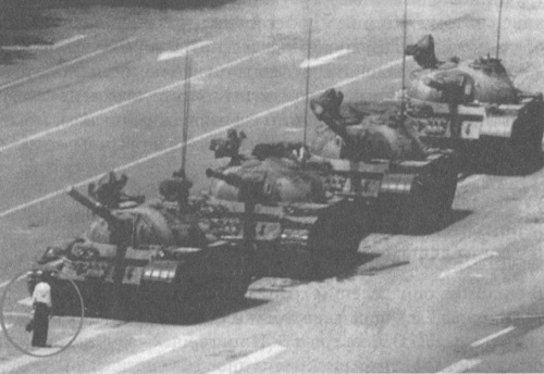 Иллюстрация к книге — Эффект Люцифера. Почему хорошие люди превращаются в злодеев [i_022.jpg]