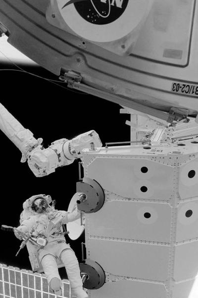 Иллюстрация к книге — Руководство астронавта по жизни на Земле. Чему научили меня 4000 часов на орбите [i_001.jpg]