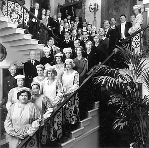 Иллюстрация к книге — Аббатство Даунтон. История гордости и предубеждений [binder1.pdfadobeacrobatpro_page_011_image_0001.jpg]