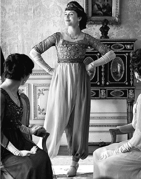 Иллюстрация к книге — Аббатство Даунтон. История гордости и предубеждений [binder1.pdfadobeacrobatpro_page_063_image_0001.jpg]