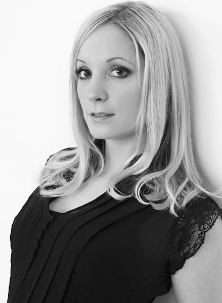 Иллюстрация к книге — Аббатство Даунтон. История гордости и предубеждений [binder1.pdfadobeacrobatpro_page_121_image_0001.jpg]