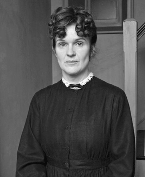 Иллюстрация к книге — Аббатство Даунтон. История гордости и предубеждений [binder1.pdfadobeacrobatpro_page_145_image_0001.jpg]