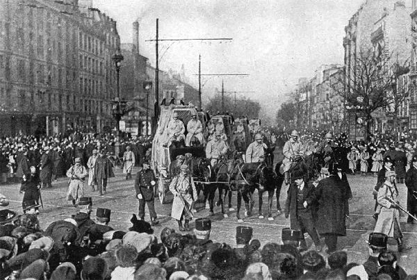 Иллюстрация к книге — Аббатство Даунтон. История гордости и предубеждений [binder1.pdfadobeacrobatpro_page_157_image_0001.jpg]