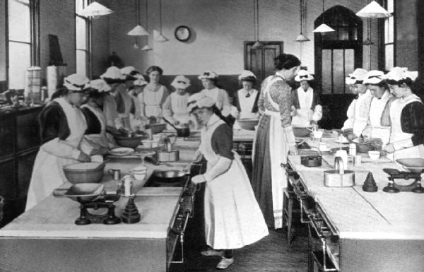 Иллюстрация к книге — Аббатство Даунтон. История гордости и предубеждений [binder1.pdfadobeacrobatpro_page_167_image_0001.jpg]