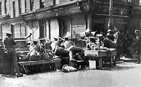 Иллюстрация к книге — Аббатство Даунтон. История гордости и предубеждений [binder1.pdfadobeacrobatpro_page_185_image_0001.jpg]