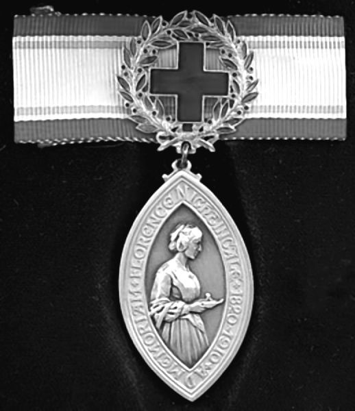 Иллюстрация к книге — Аббатство Даунтон. История гордости и предубеждений [binder1.pdfadobeacrobatpro_page_209_image_0001.jpg]