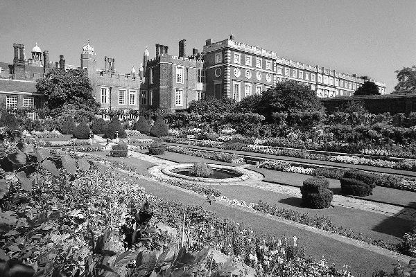 Иллюстрация к книге — Аббатство Даунтон. История гордости и предубеждений [binder1.pdfadobeacrobatpro_page_221_image_0001.jpg]