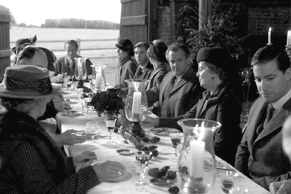 Иллюстрация к книге — Аббатство Даунтон. История гордости и предубеждений [binder1.pdfadobeacrobatpro_page_263_image_0001.jpg]