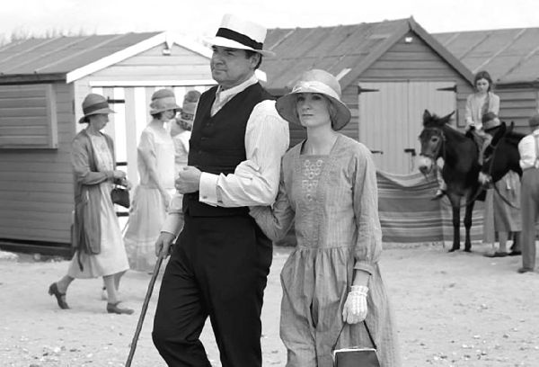 Иллюстрация к книге — Аббатство Даунтон. История гордости и предубеждений [binder1.pdfadobeacrobatpro_page_265_image_0001.jpg]