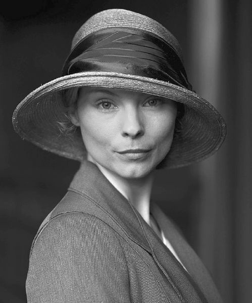 Иллюстрация к книге — Аббатство Даунтон. История гордости и предубеждений [binder1.pdfadobeacrobatpro_page_271_image_0001.jpg]