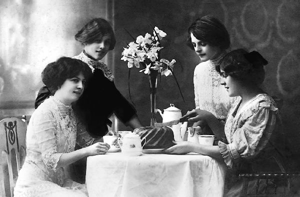 Иллюстрация к книге — Аббатство Даунтон. История гордости и предубеждений [binder1.pdfadobeacrobatpro_page_275_image_0001.jpg]