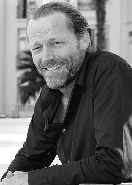 Иллюстрация к книге — Аббатство Даунтон. История гордости и предубеждений [binder1.pdfadobeacrobatpro_page_305_image_0001.jpg]