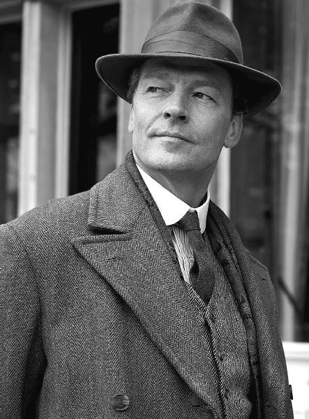 Иллюстрация к книге — Аббатство Даунтон. История гордости и предубеждений [binder1.pdfadobeacrobatpro_page_307_image_0001.jpg]