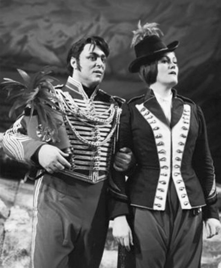 Иллюстрация к книге — Я, Лучано Паваротти, или Восхождение к славе [i_035.jpg]