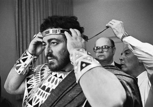 Иллюстрация к книге — Я, Лучано Паваротти, или Восхождение к славе [i_074.jpg]