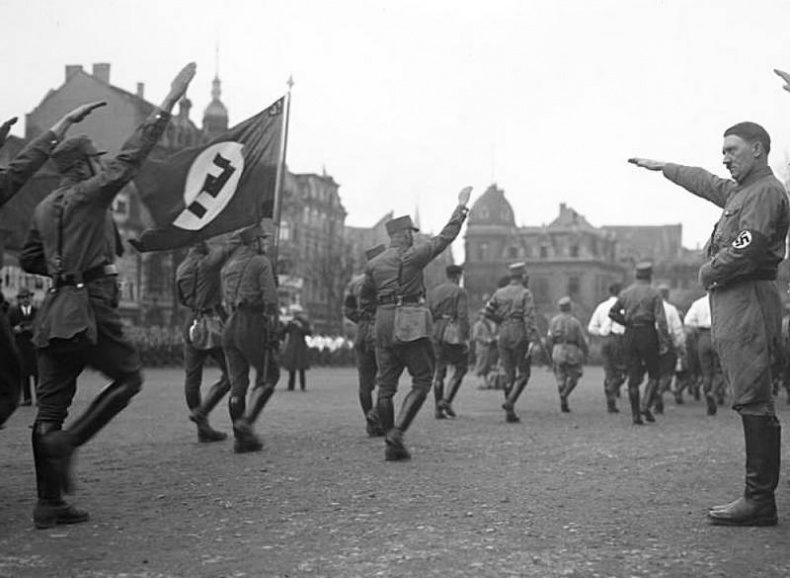 Иллюстрация к книге — Гитлер [i_016.jpg]