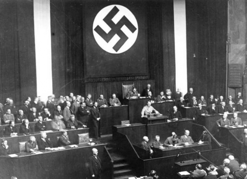 Иллюстрация к книге — Гитлер [i_018.jpg]