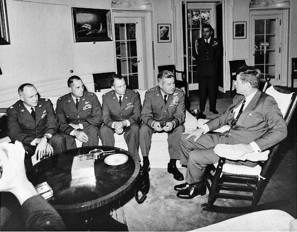 Иллюстрация к книге — Джон Фицджеральд Кеннеди [_22.jpg]