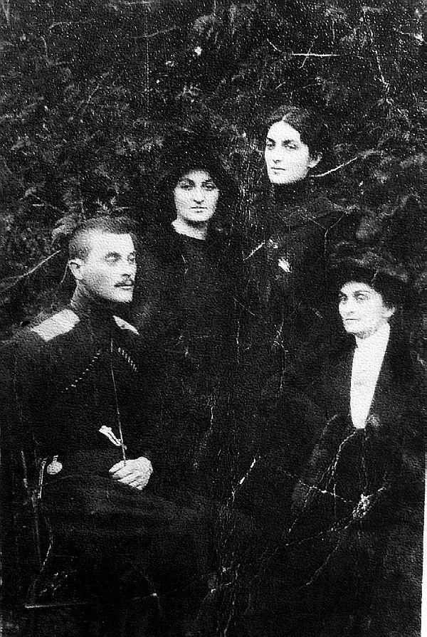 Иллюстрация к книге — Романовы. Запретная любовь в мемуарах фрейлин [i_019.jpg]