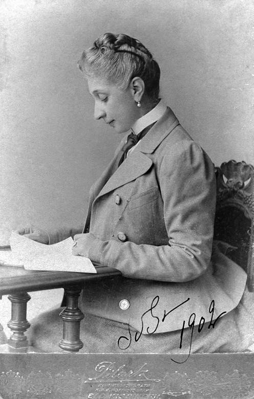 Иллюстрация к книге — Мемуары фрейлины императрицы. Царская семья, Сталин, Берия, Черчилль и другие в семейных дневниках трех поколений [i_001.jpg]