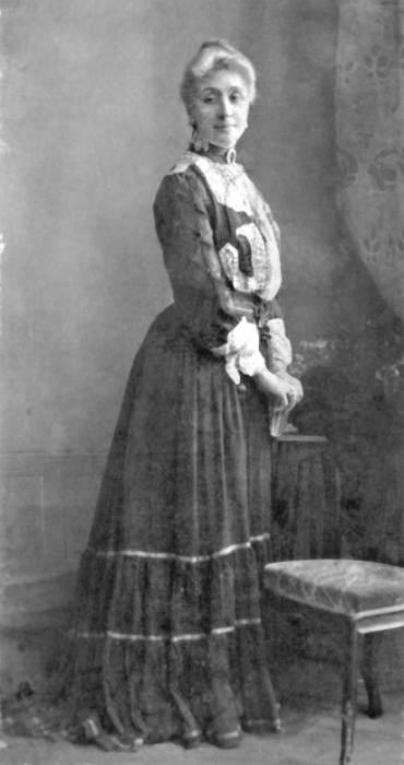 Иллюстрация к книге — Мемуары фрейлины императрицы. Царская семья, Сталин, Берия, Черчилль и другие в семейных дневниках трех поколений [i_002.jpg]