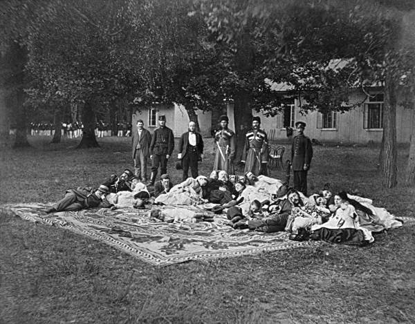 Иллюстрация к книге — Мемуары фрейлины императрицы. Царская семья, Сталин, Берия, Черчилль и другие в семейных дневниках трех поколений [i_004.jpg]