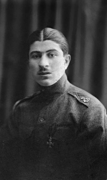 Иллюстрация к книге — Мемуары фрейлины императрицы. Царская семья, Сталин, Берия, Черчилль и другие в семейных дневниках трех поколений [i_012.jpg]